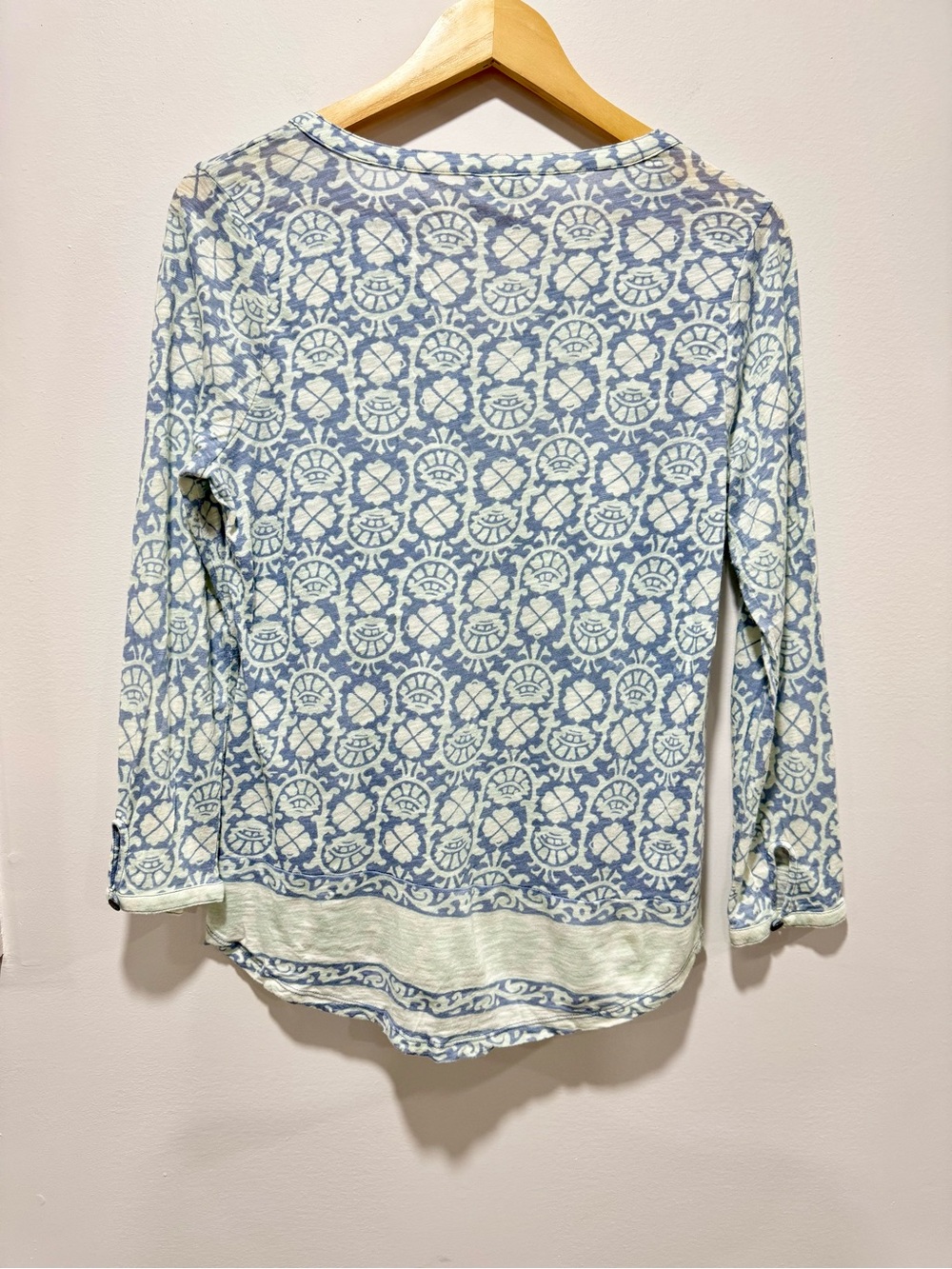 Lucky Brand Blue White Block Floral Boho Tunic Top Split V Neck Size M - Picture 2 of 3